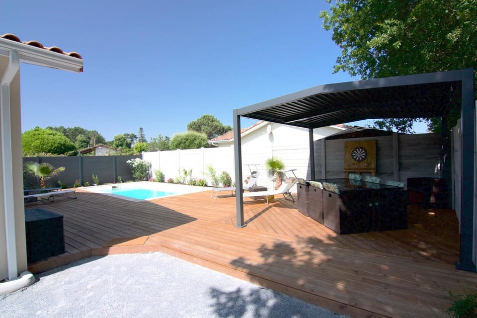 Patio, Swimming pool, sunbed