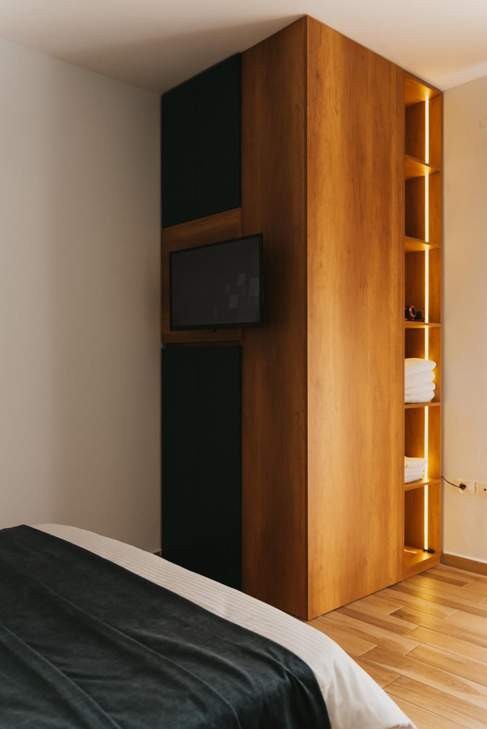 Bed, TV and multimedia, Evening entertainment, wardrobe