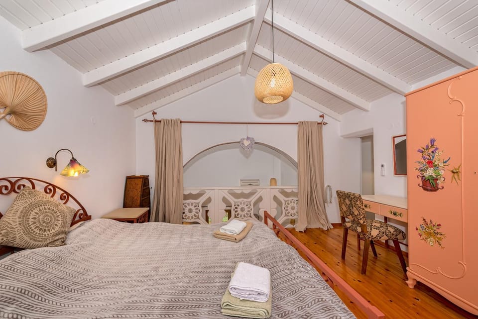 Bed, Living room, Photo of the whole room, Seating area, Bedroom, towels, wardrobe