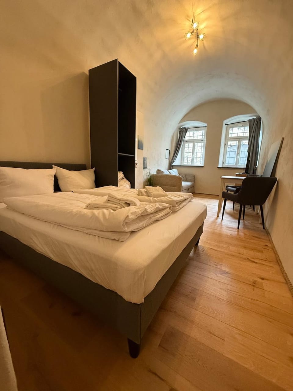 Photo of the whole room, Bedroom