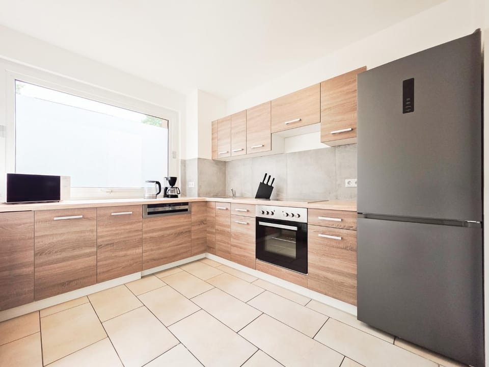 Coffee/tea facilities, dishwasher, microwave, oven, stove, kitchen