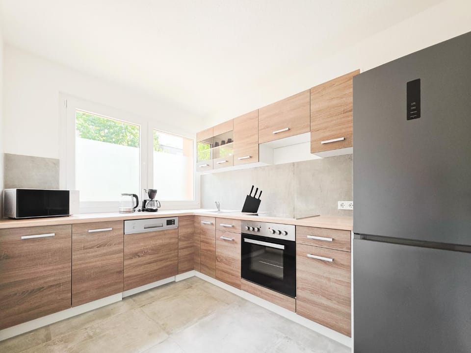 Coffee/tea facilities, dishwasher, microwave, oven, stove, kitchen