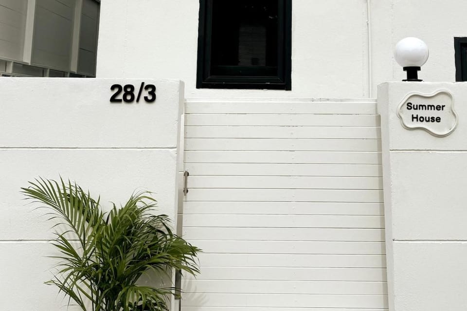Property building, Facade/entrance, Logo/Certificate/Sign