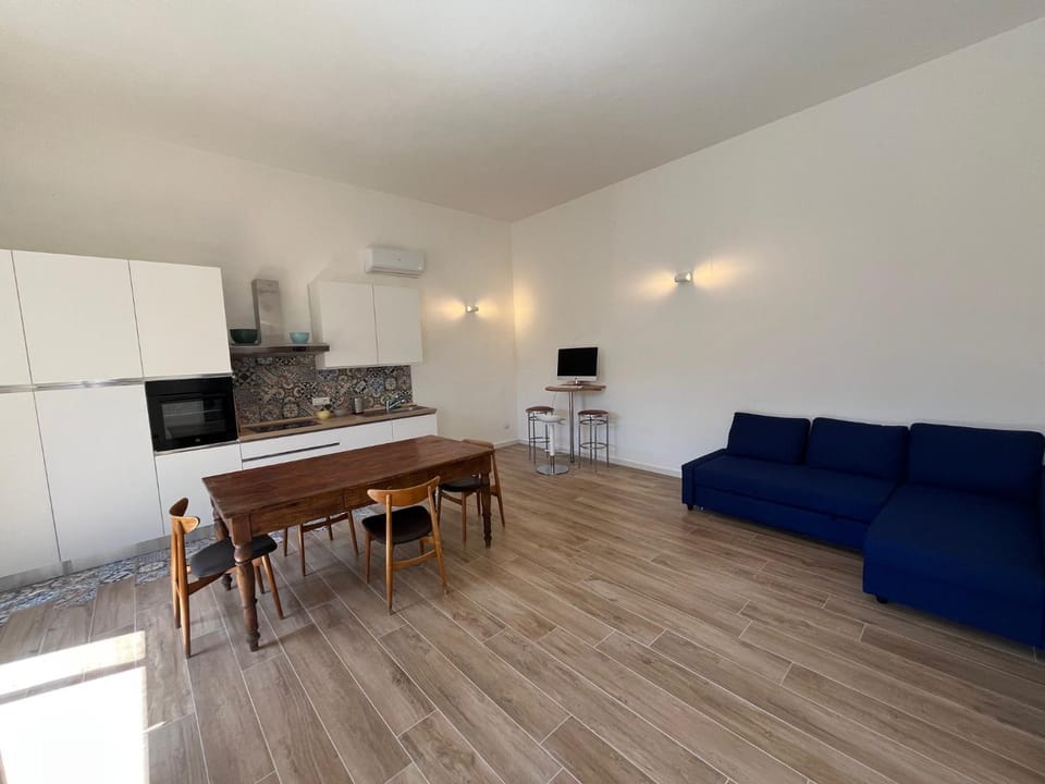 Kitchen or kitchenette, Living room, Seating area, Dining area, oven, stove