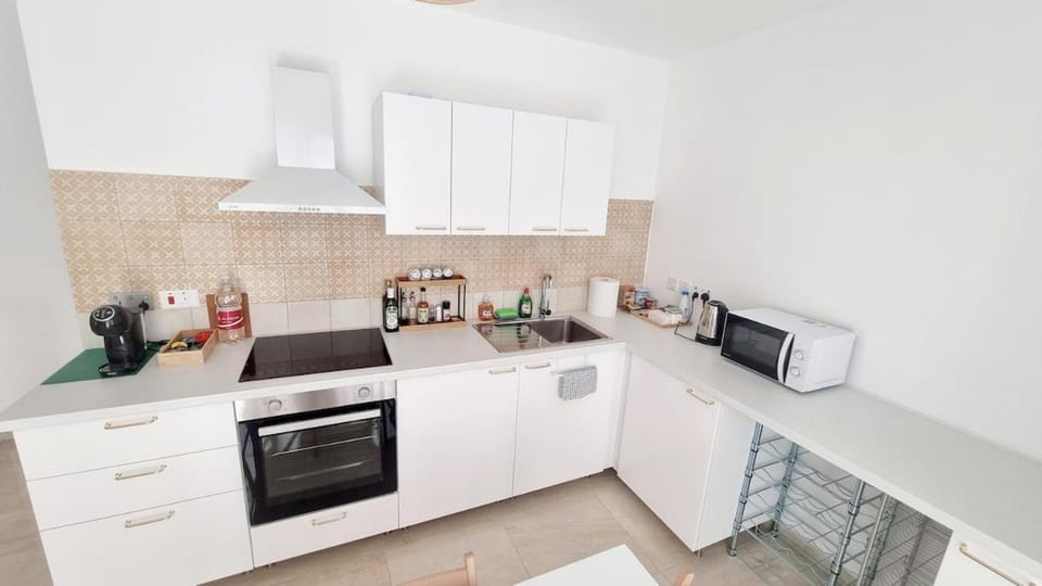 Coffee/tea facilities, Kitchen or kitchenette, Dining area, minibar, oven, stove, toaster