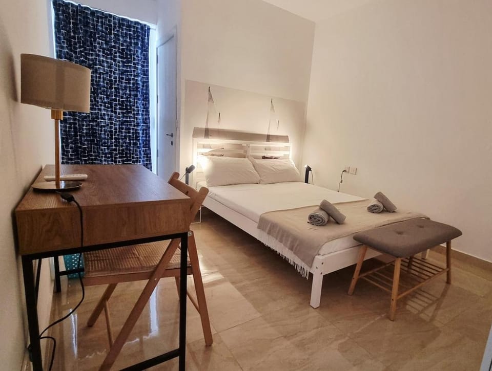 Bed, Photo of the whole room, Dining area, Bedroom