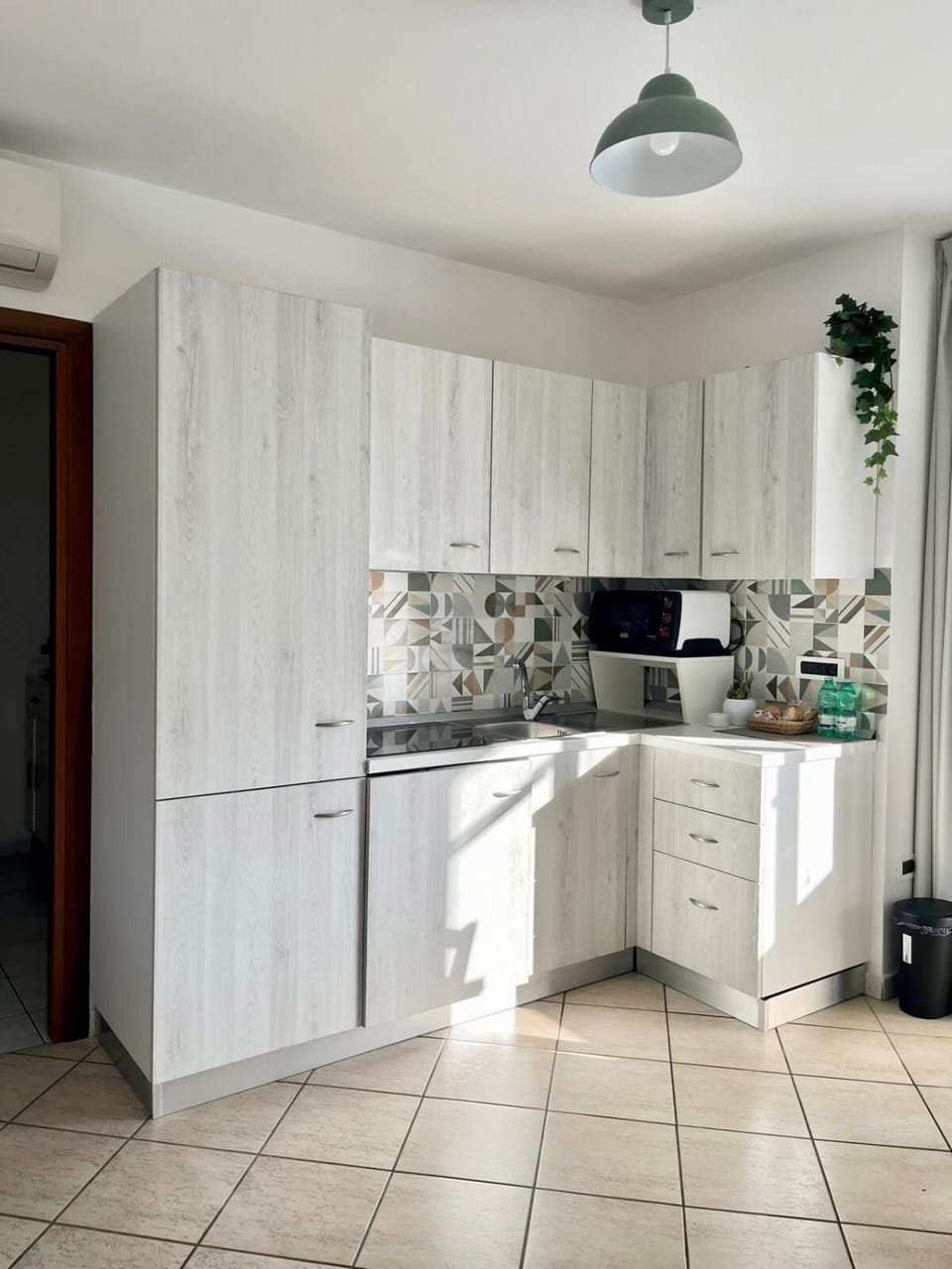 Kitchen or kitchenette, minibar, stove