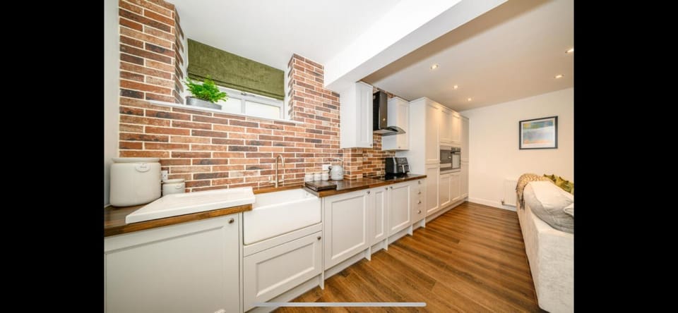 Coffee/tea facilities, Kitchen or kitchenette, dishwasher, oven, stove, washing machine