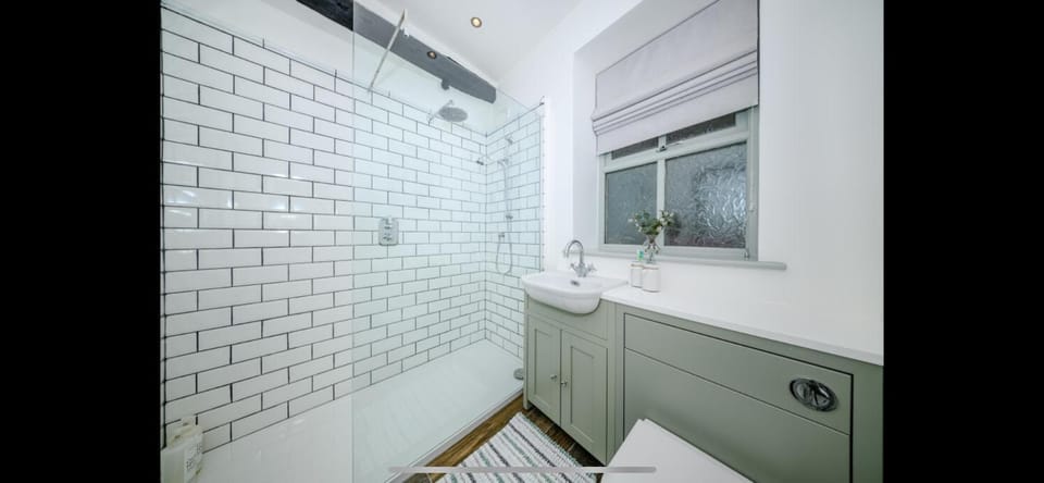 Shower, Bathroom, hair dryier