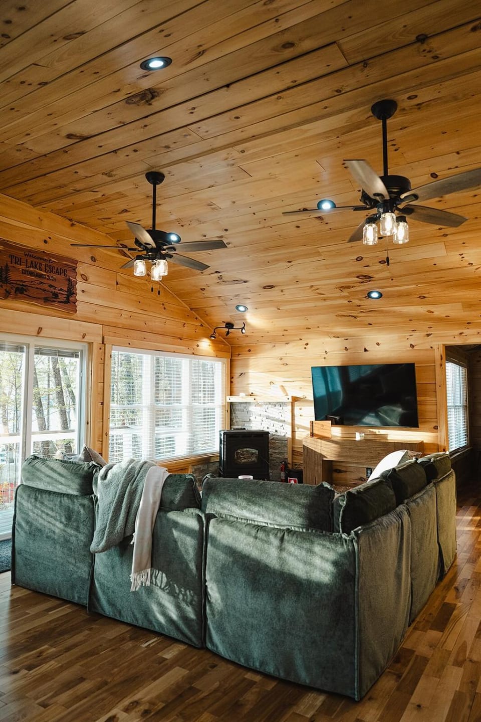 TV and multimedia, Living room, Seating area, fireplace