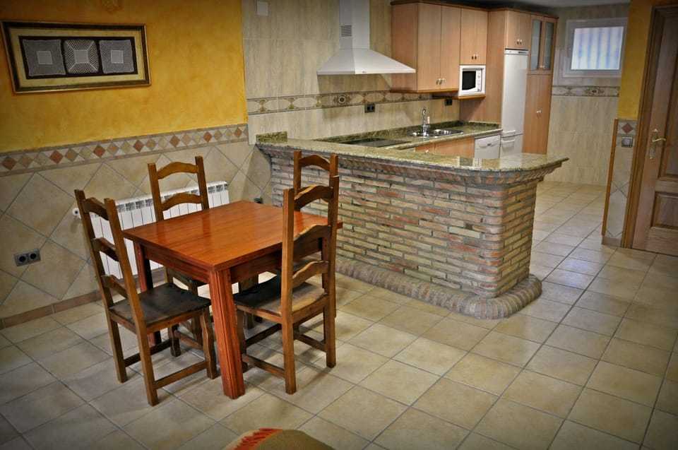 Dining area, Communal kitchen, Landmark view, Mountain view, Street view