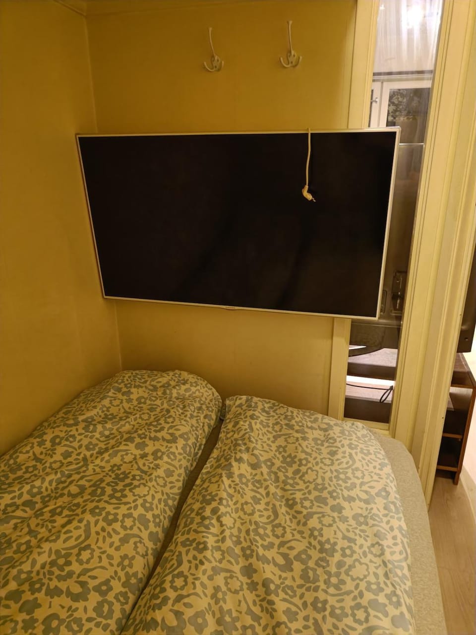 Bed, TV and multimedia, Bedroom