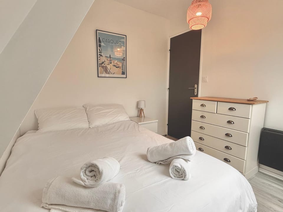 2 Bedrooms Seaside, Wifi & Linen, Equipped Kitchen Apartment in Normandy