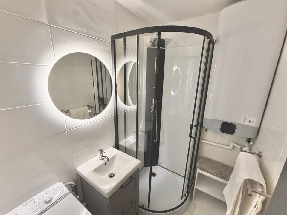 2 Bedrooms Seaside, Wifi & Linen, Equipped Kitchen Apartment in Normandy