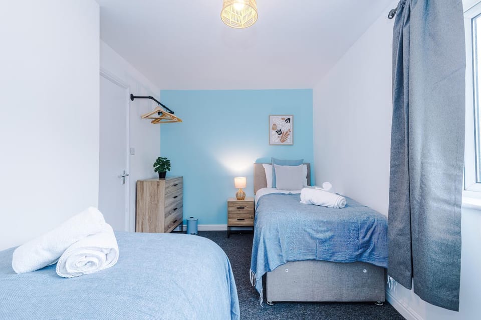 Bed, Bedroom, towels