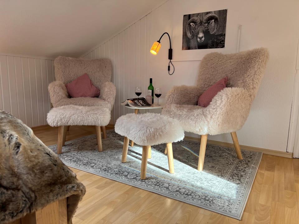 Photo of the whole room, Seating area