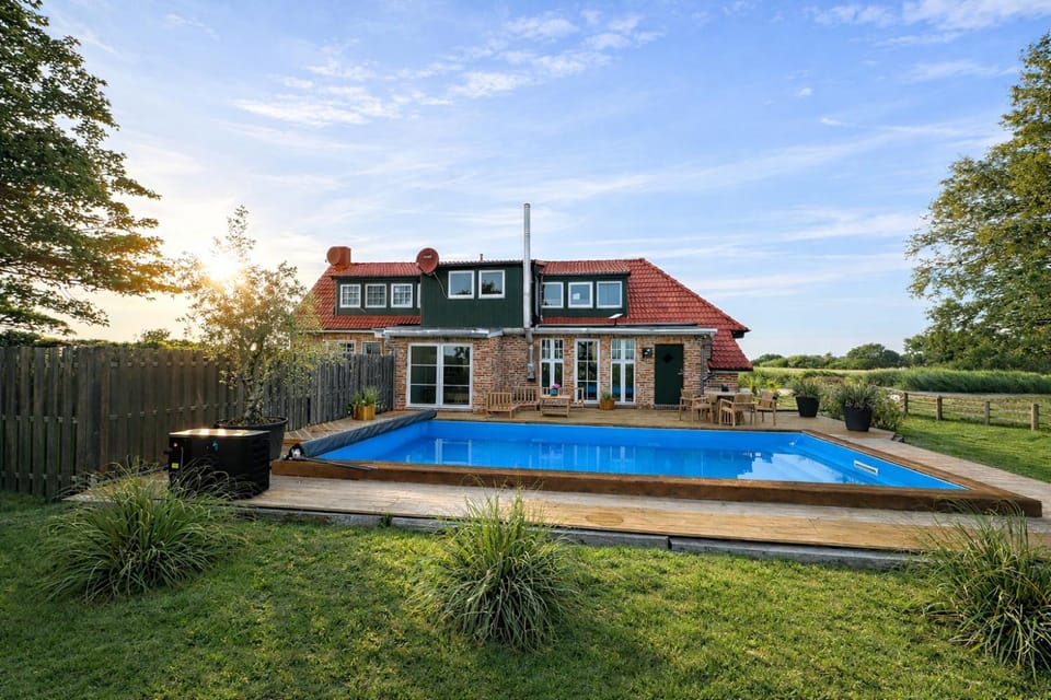 Huus ant Diek, Luxus in Deichnähe, Erdgeschosswohnung mit Pool House in Norden