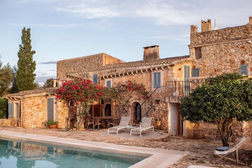 Captivating 5-Bed Retreat in Ibiza 1470 Villa in Pla de Mallorca