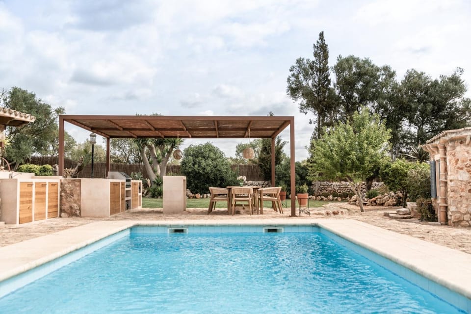 Captivating 5-Bed Retreat in Ibiza 1470 Villa in Pla de Mallorca