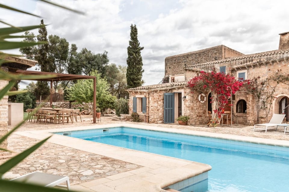 Captivating 5-Bed Retreat in Ibiza 1470 Villa in Pla de Mallorca