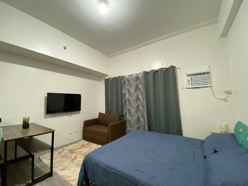 Bed, TV and multimedia, air conditioner