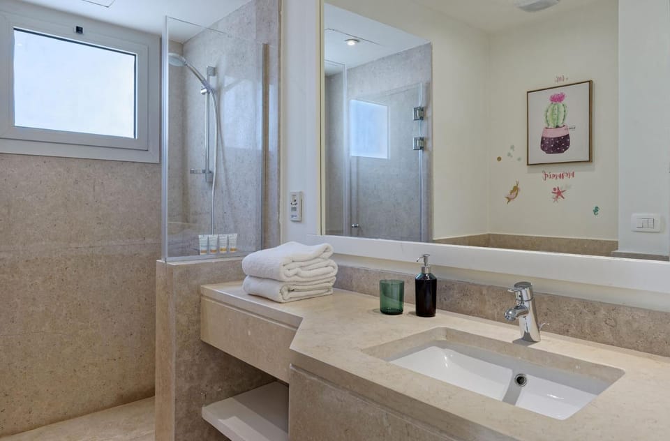 Shower, Bathroom, towels