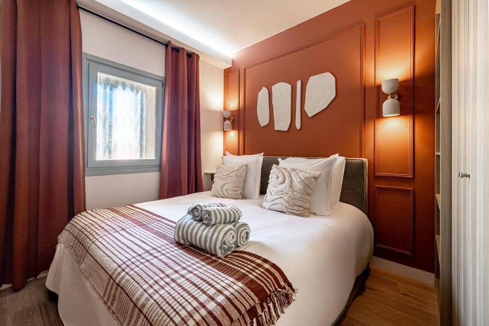 Bed, Photo of the whole room, Bedroom, towels