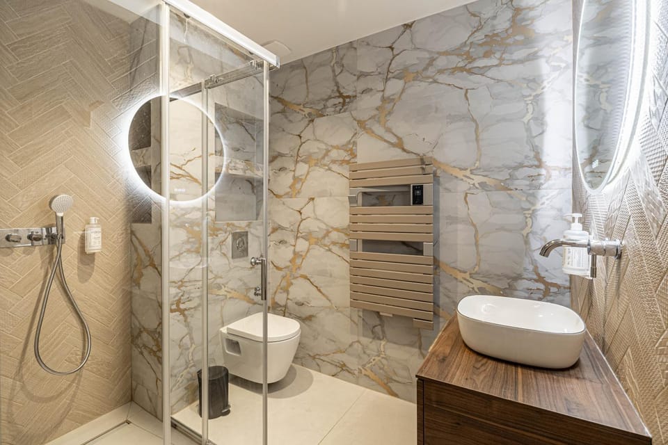 Shower, Toilet, Bathroom, towels