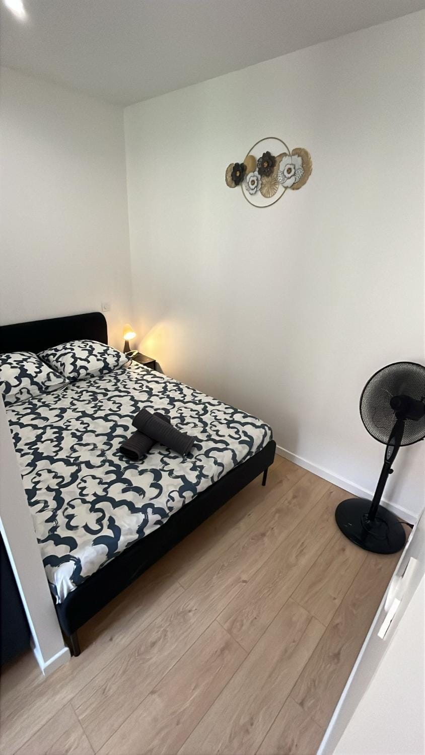 Bed, Photo of the whole room, Bedroom