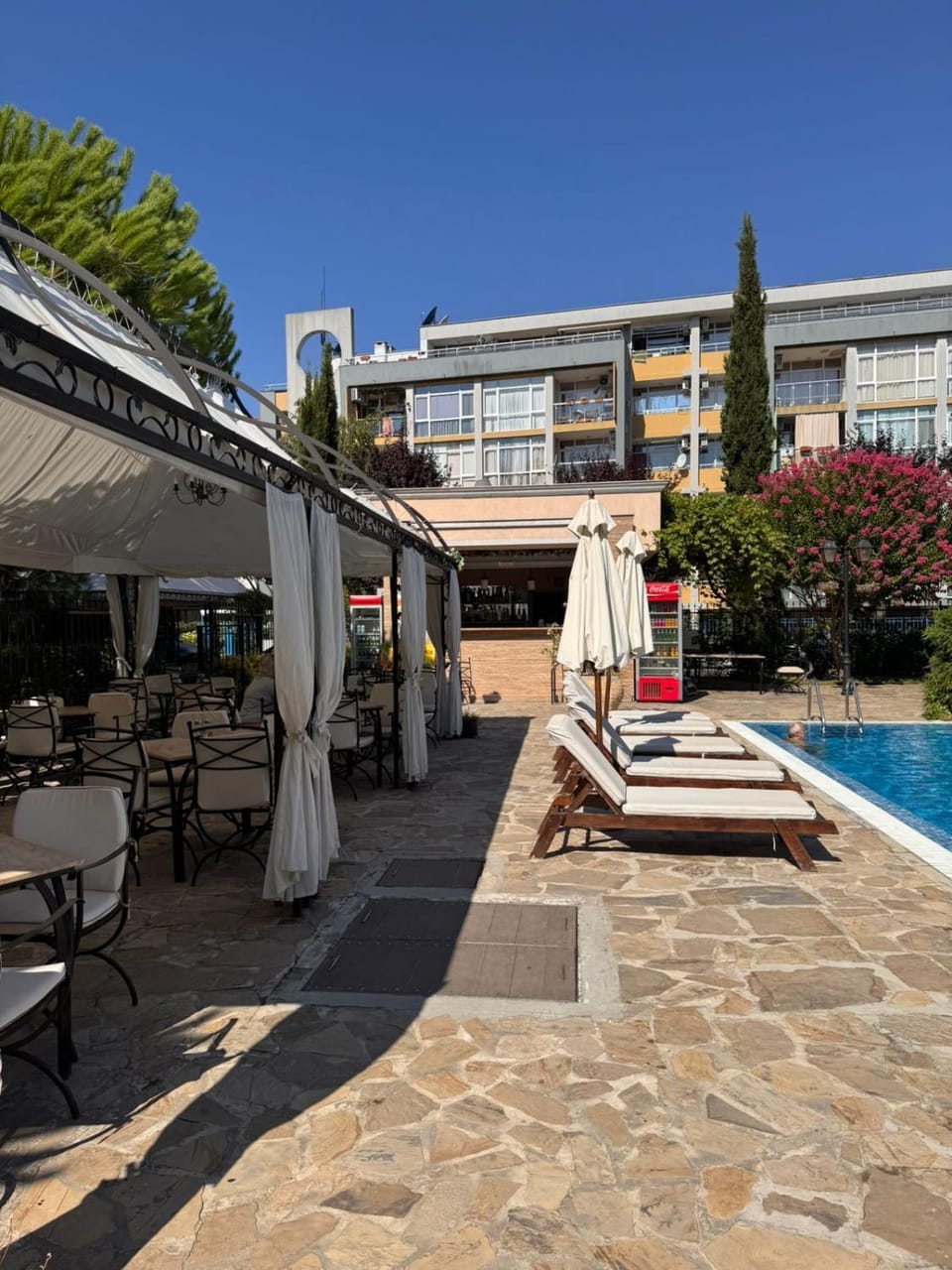 Property building, Patio, Restaurant/places to eat, sunbed