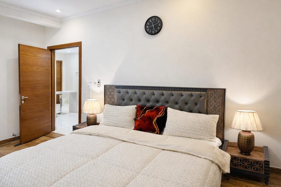 Bed, Living room, Photo of the whole room, Seating area, Bedroom, wardrobe