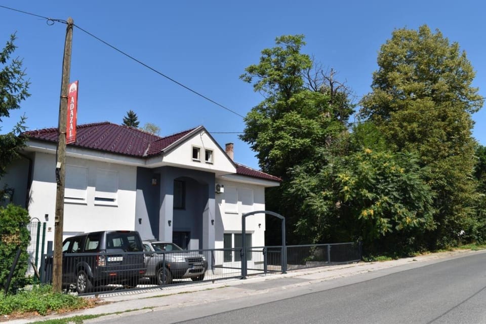 Property building, Day, Neighbourhood, Street view, Parking