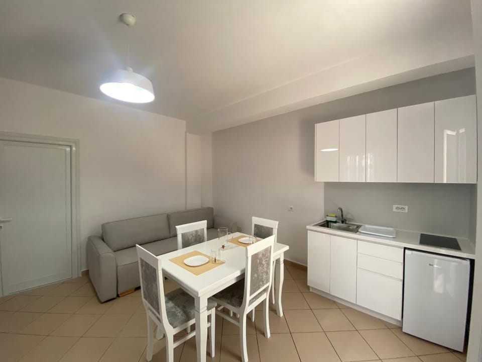Kitchen or kitchenette, Living room, Seating area, Dining area, minibar, oven, pet friendly, stove