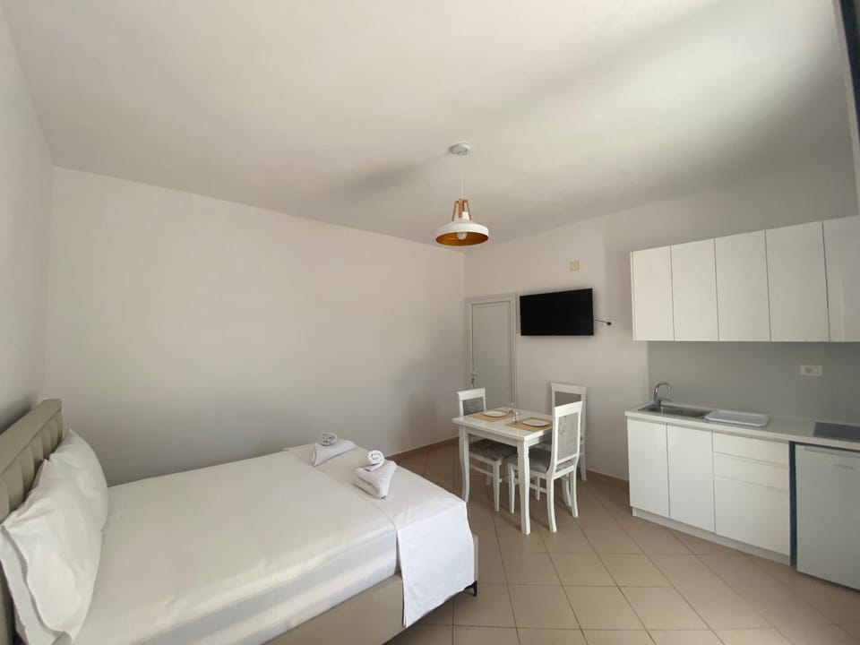 Bed, TV and multimedia, Kitchen or kitchenette, Photo of the whole room, Dining area, Bedroom