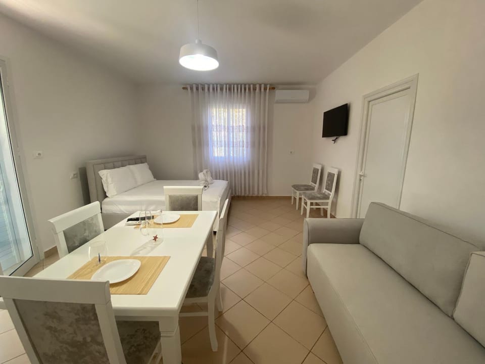 TV and multimedia, Living room, Seating area, Dining area