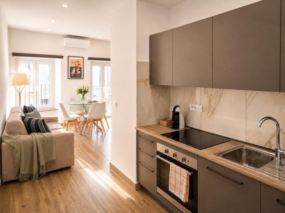 Coffee/tea facilities, Kitchen or kitchenette, Living room, Seating area, Dining area, dishwasher, stove