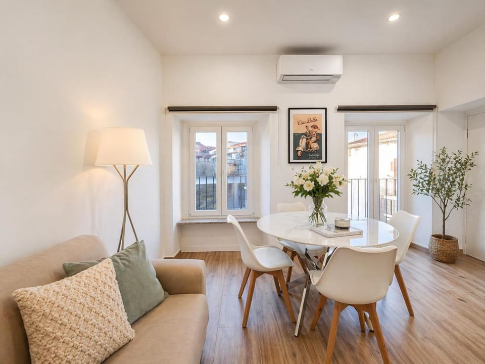 Living room, Seating area, Dining area, Breakfast, Lunch, air conditioner