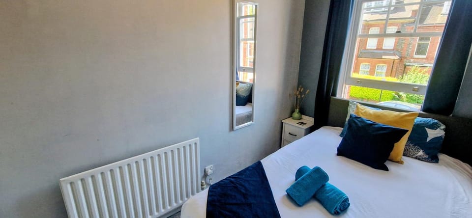 Bed, Bedroom, internet, towels