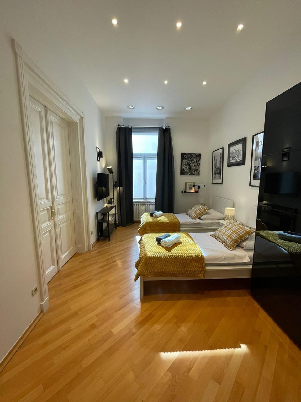 Bed, TV and multimedia, Photo of the whole room, Bedroom, wardrobe
