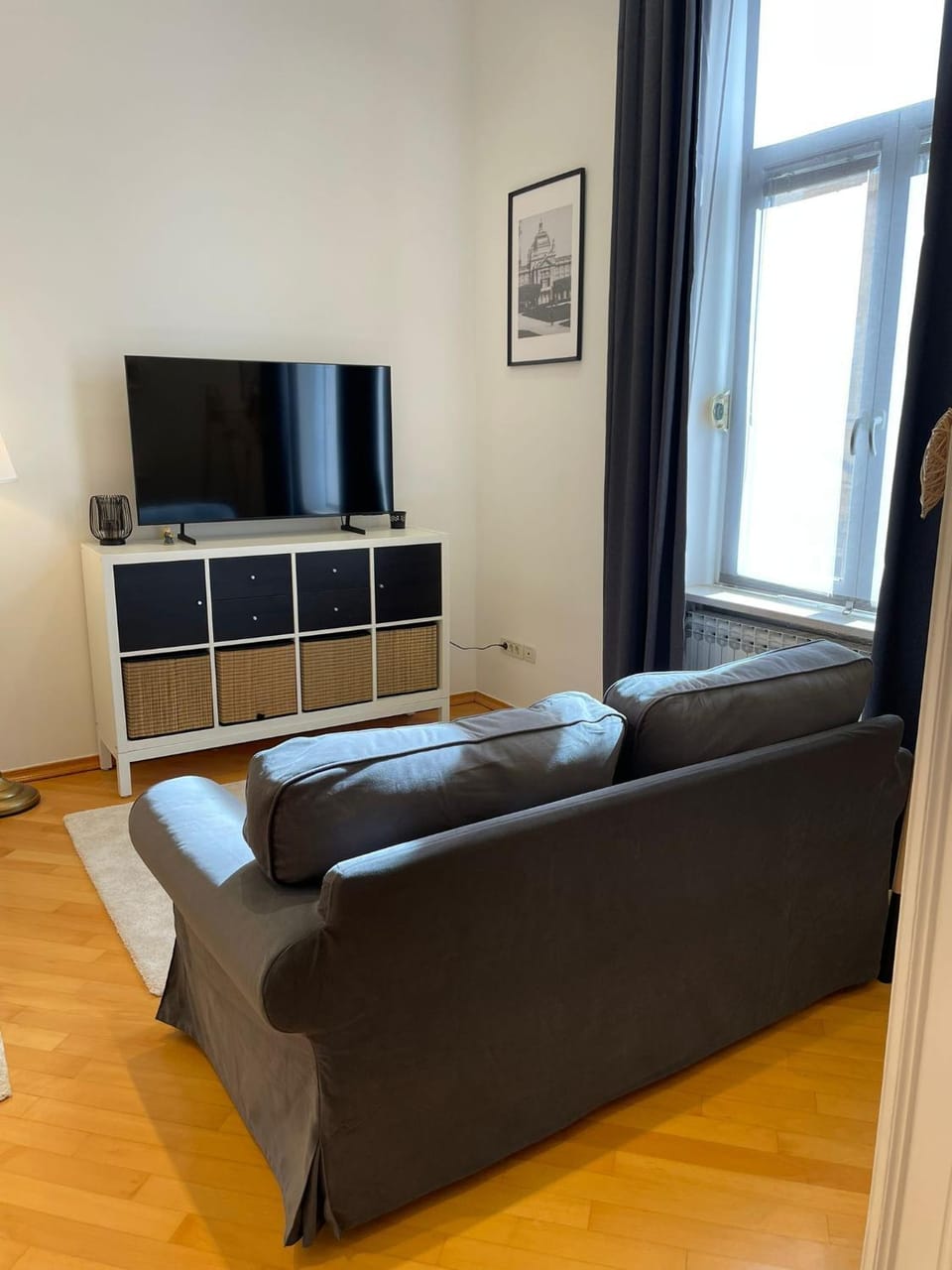 Communal lounge/ TV room, Bed, TV and multimedia, Living room, Photo of the whole room, Seating area, Evening entertainment, Bedroom