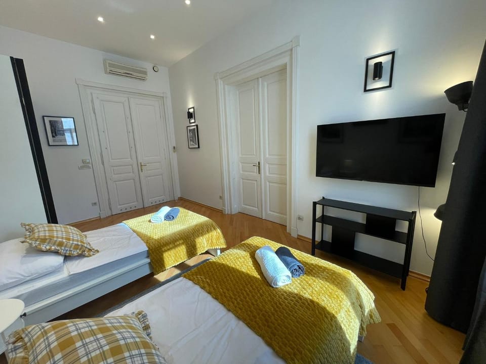 Bed, TV and multimedia, Photo of the whole room, Evening entertainment, Bedroom