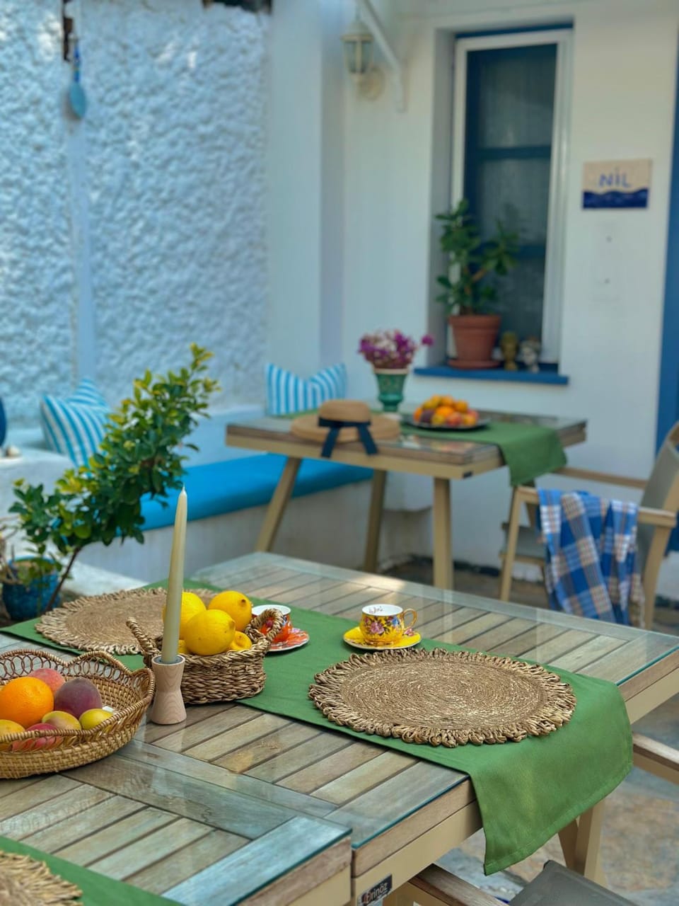 Seating area, Dining area