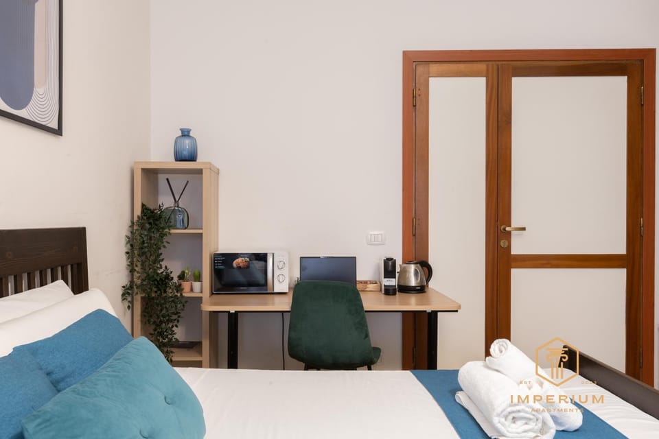 Bed, Photo of the whole room, Seating area, Bedroom