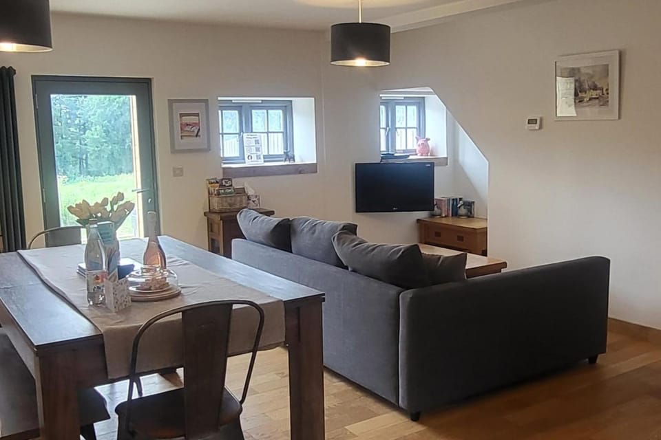 Cottage Sleeps 5 with Hot Tub and Parking House in East Devon District