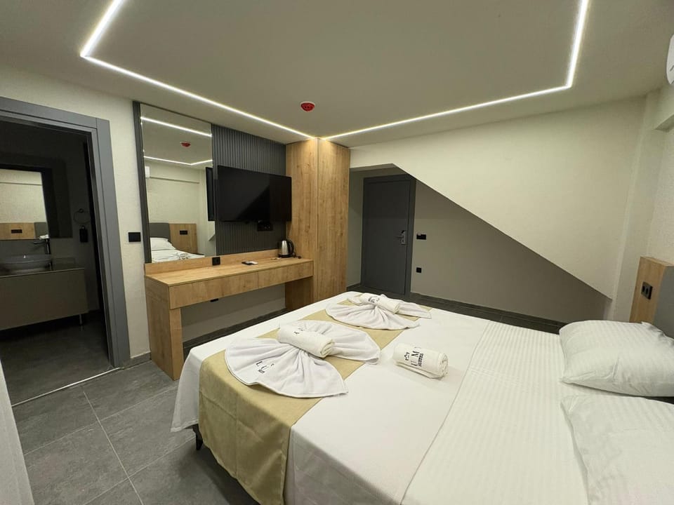 Bed, TV and multimedia, Bedroom, towels, wardrobe