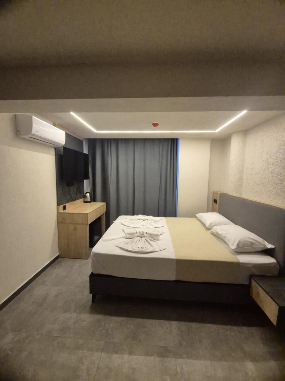 Bed, Photo of the whole room, Bedroom, towels