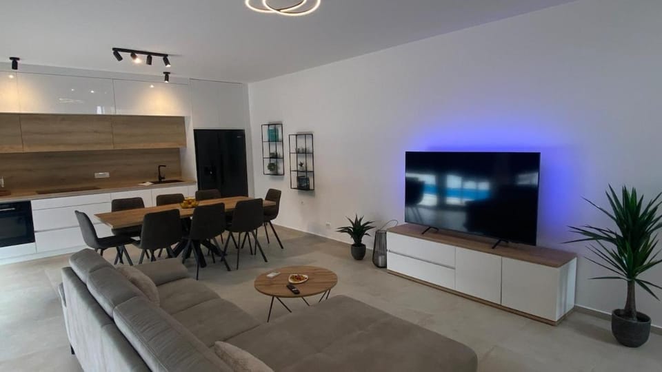 Communal lounge/ TV room, TV and multimedia, Living room, Seating area, Evening entertainment