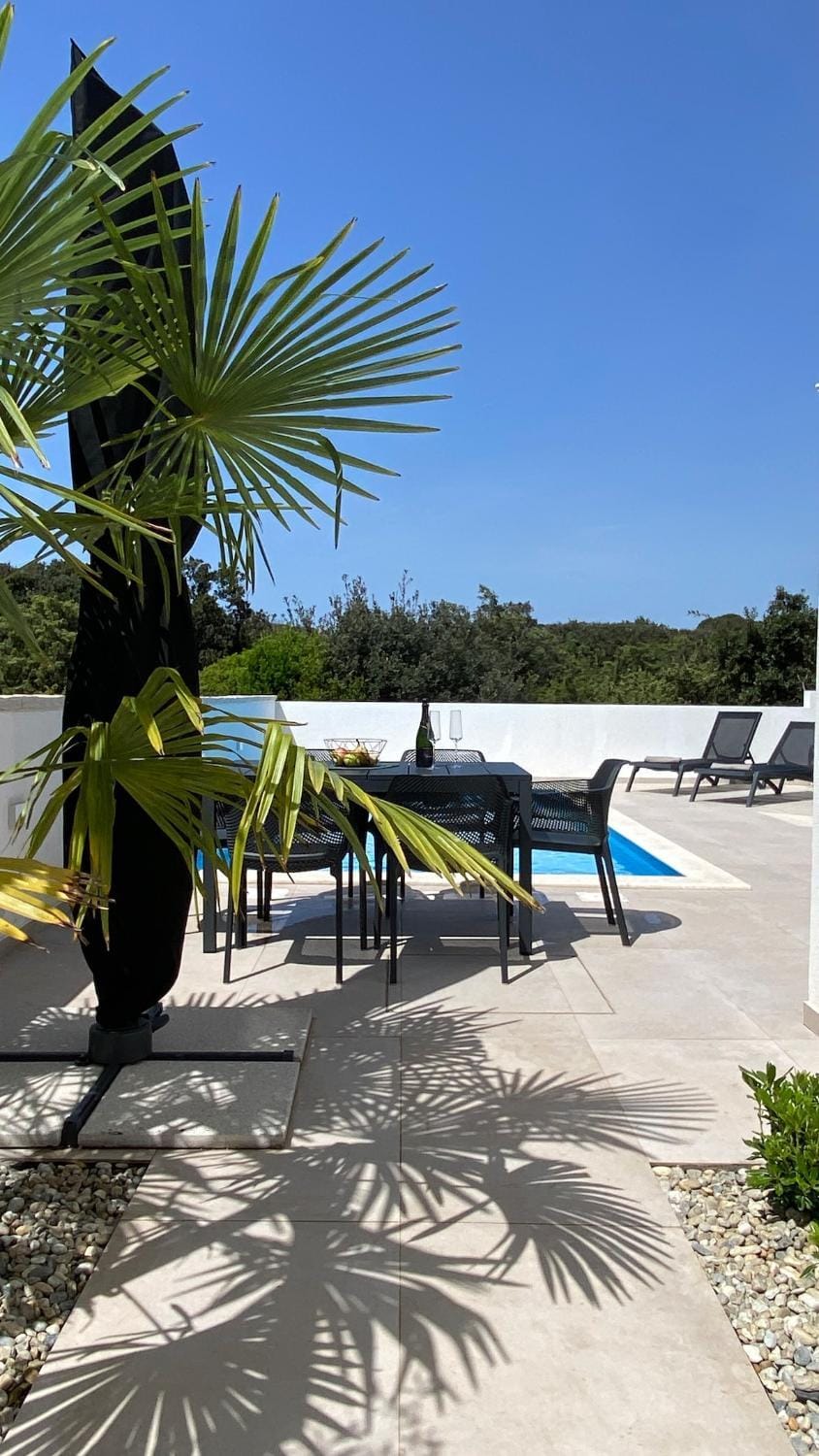 Day, Pool view, Swimming pool, sunbed