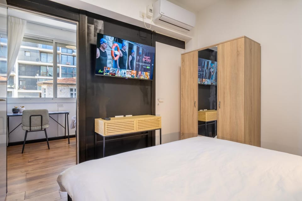 TV and multimedia, Dining area, Bedroom, City view, wardrobe