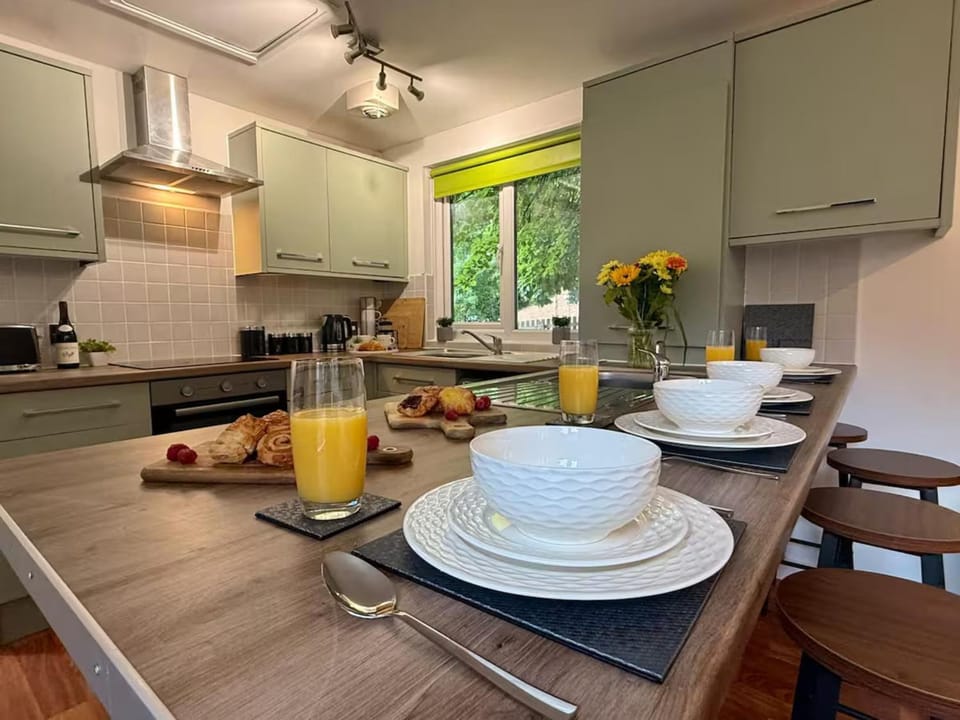 Kitchen or kitchenette, Food and drinks, Dining area, Food, minibar, stove